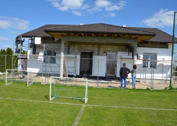 Trwają prace przy budowie szatni na boisku sportowym w Żmudzi